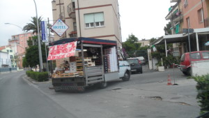 Loano-camion-frutta-e-verdura-offre