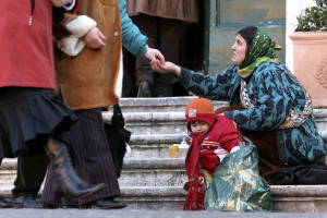 111482 Roma Una zingara con bambino chiede l' elemosina sui scalini di una chiesa Rom , Maroni ai sindaci: Vietare l'elemosina elemosina accattonaggio mendicante zingara poveri povertà rom (EIDON) (Agenzia: EIDON) (NomeArchivio: PHPIMict.JPG)