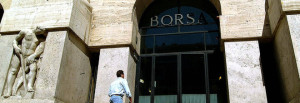 MILANO 17/9/2001 OPERATORI DELLA BORSA DI PIAZZA AFFARI DOPO LA RIAPERTURA DI WALL STREET - ESTERNO DI PIAZZA AFFARI -INVESTITORI SEGUONO L ANDAMENTO DEI TITOLI ATTRAVERSO I MONITOR DELLE BANCHE BELTRAMI/GUATELLI