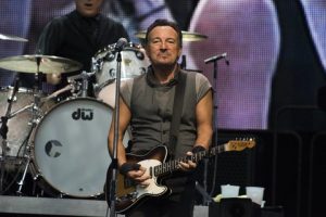 Il musicista statunitense Bruce Springsteen durante il concerto a San Siro a Milano 3 luglio 2016. ANSA/AROLE E DINTORNI Mathias Marchioni ANSA PROVIDES ACCESS TO THIS HANDOUT PHOTO TO BE -- USED SOLELY TO ILLUSTRATE NEWS REPORTING OR COMMENTARY ON THE FACTS OR EVENTS DEPICTED IN THIS IMAGE; NO ARCHIVING; NO LICENSING