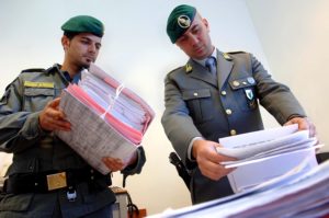 GUARDIA DI FINANZA CONTROLLO DOCUMENTI CONTABILI ISPEZIONE FISCALE - GDF STANDARD & POOR'S - fotografo: IMAGOECONOMICA