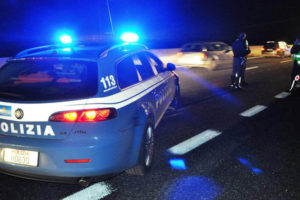 polizia-ps-113-polizia-stradale-sera-notte-controllo-posto-di-blocco-1-e1443021047666