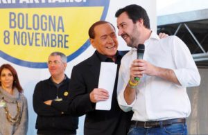 Il segretario della Lega Nord Matteo Salvini (D) con Silvio Berlusconi sul palco allestito in Piazza Maggiore a Bologna, 8 novembre 2015. NSA/GIORGIO BENVENUTI