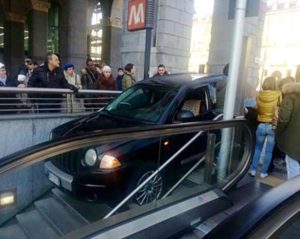 In auto sulle scale della metropolitana (foto collaboratrice Irene Fama')