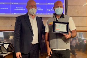 Stefano Bonaccini premia Max Sirena e tutto il team ER di Luna Rossa (maggio 2021)