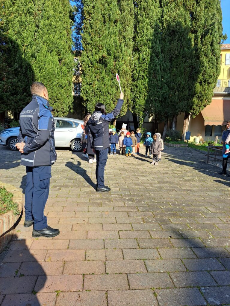 bambini a scuola da polizia locale