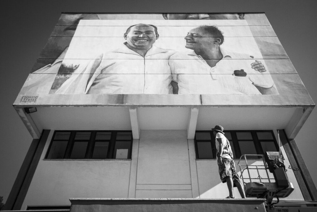 Il murale realizzato sulla parete della residenza comunale; foto di Andrea Shinigami.