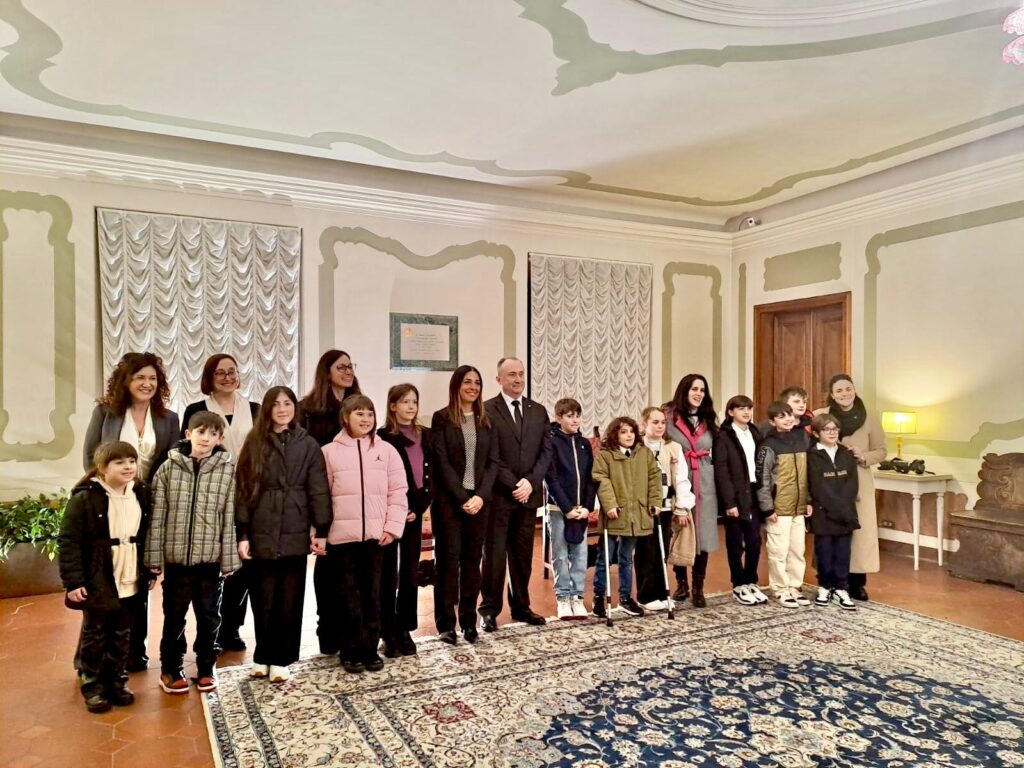 La classe V B di Borgo Maggiore a Palazzo Begni saluta i Capitani Reggenti eletti Denise Bronzetti e Italo Righi.