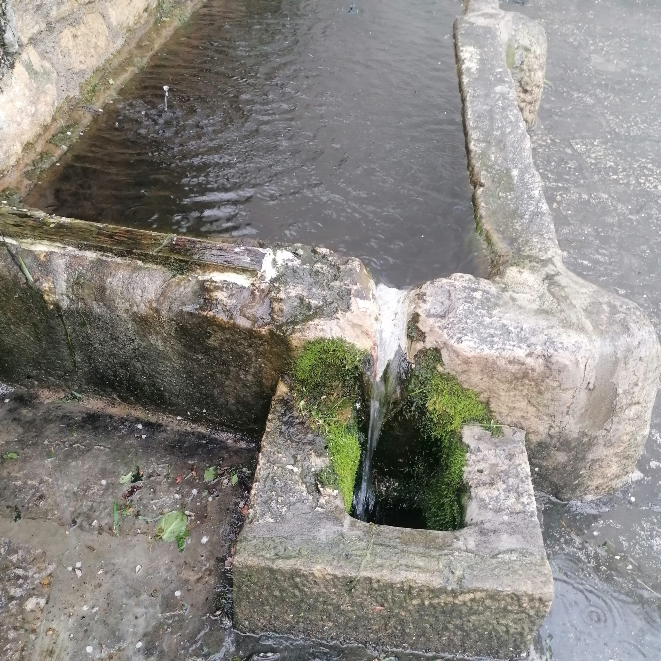 Vandali distruggono abbeveratoio storico a Fonte Vecchia