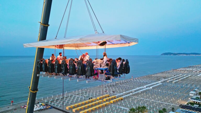 Riccione - Dinner in the Sky: dal 24 al 28 giugno cena tra le nuvole